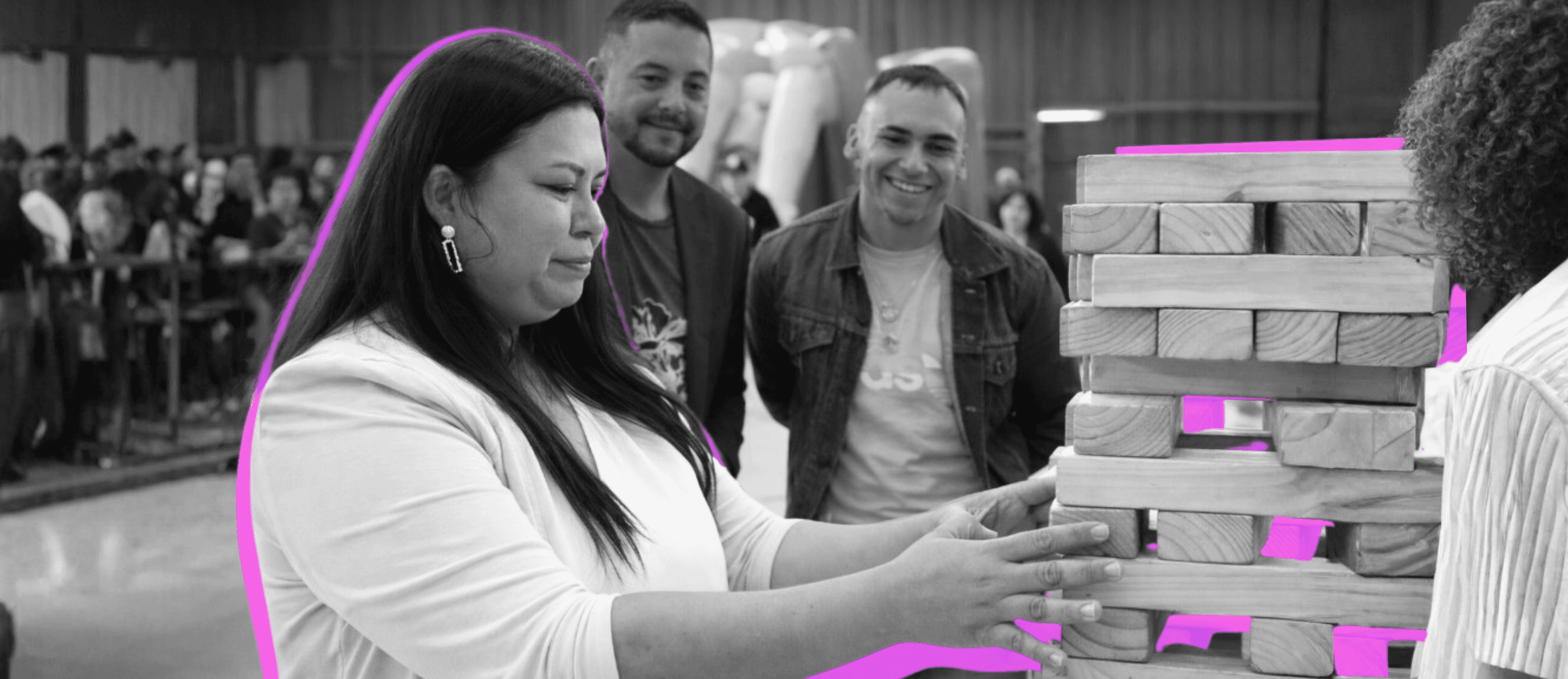 Equipo de liderazgo colaborando en una sesión de trabajo